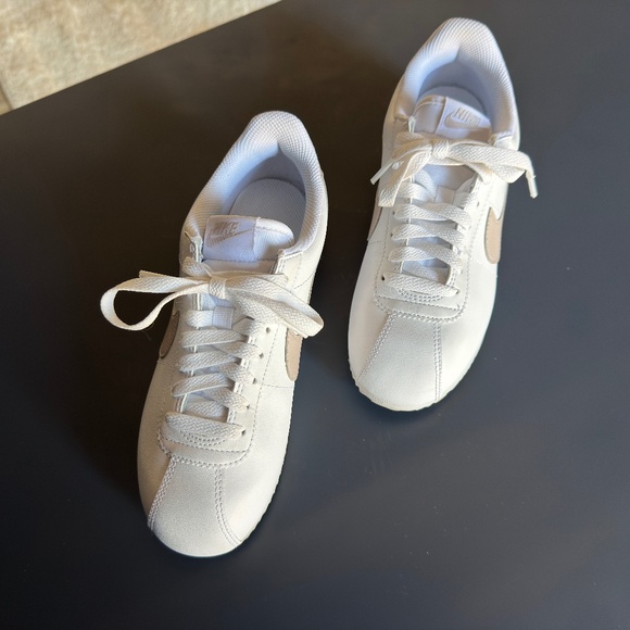 Nike Cortez tan and white - Picture 3 of 5